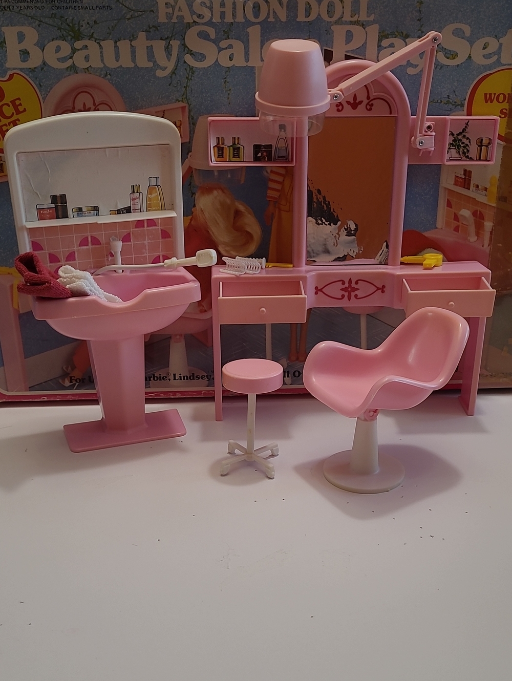 Fashion Doll Pink Beauty Salon Arco 1983 Play Set .come With Original Box.